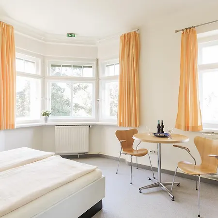 Отель Gastehaus Einsteinstrasse 3*