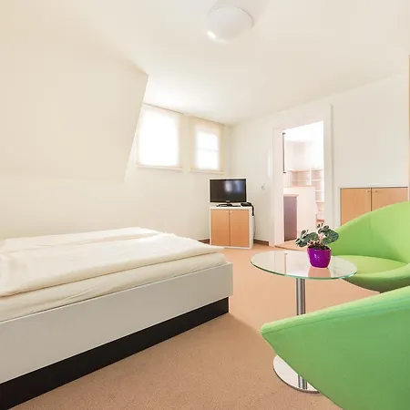 Hotel Gastehaus Einsteinstrasse 3*